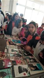 10 Kasım Atatürk’ü Anma Günü ve Atatürk Haftası dolayısıyla çocuklar ve yetişkinler için kütüphanemizde ayrı ayrı açtığımız Atatürk, Milli Mücadele ve Kurtuluş Savaşı konulu kitaplardan oluşan ki (707