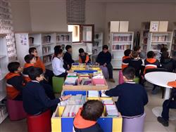 Merve Koleji 5. Sınıf ve 6. Sınıf öğrencileri kütüphanemizi ziyaret ettiler. Öğrencilerimize kütüphane kullanımı hakkında bilgiler verdik (3).jpeg