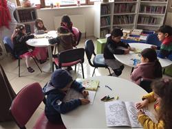Mavi Yelken Kreşi'nin 3-6 yaş grubundaki sevimli öğrencileri ve değerli öğretmenleri kütüphanemizi ziyaret edip kütüphane kullanımı hakkında bilgi aldılar  (7).jpg
