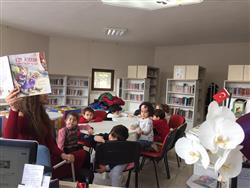 Mavi Yelken Kreşi'nin 3-6 yaş grubundaki sevimli öğrencileri ve değerli öğretmenleri kütüphanemizi ziyaret edip kütüphane kullanımı hakkında bilgi aldılar  (8).jpg