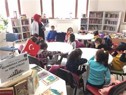 Mavi Yelken Kreşi'nin 3-6 yaş grubundaki sevimli öğrencileri ve değerli öğretmenleri kütüphanemizi ziyaret edip kütüphane kullanımı hakkında bilgi aldılar  (9).jpg