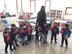 Mavi Yelken Kreşi'nin 3-6 yaş grubundaki sevimli öğrencileri ve değerli öğretmenleri kütüphanemizi ziyaret edip kütüphane kullanımı hakkında bilgi aldılar  (10).jpg
