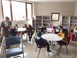 Mavi Yelken Kreşi'nin 3-6 yaş grubundaki sevimli öğrencileri ve değerli öğretmenleri kütüphanemizi ziyaret edip kütüphane kullanımı hakkında bilgi aldılar  (5).jpg
