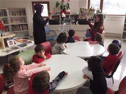 Mavi Yelken Kreşi'nin 3-6 yaş grubundaki sevimli öğrencileri ve değerli öğretmenleri kütüphanemizi ziyaret edip kütüphane kullanımı hakkında bilgi aldılar  (11).jpg
