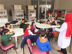 Mavi Yelken Kreşi'nin 3-6 yaş grubundaki sevimli öğrencileri ve değerli öğretmenleri kütüphanemizi ziyaret edip kütüphane kullanımı hakkında bilgi aldılar  (4).jpg
