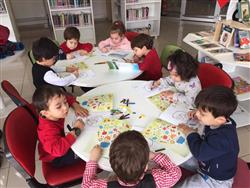 Mavi Yelken Kreşi'nin 3-6 yaş grubundaki sevimli öğrencileri ve değerli öğretmenleri kütüphanemizi ziyaret edip kütüphane kullanımı hakkında bilgi aldılar  (2).jpg