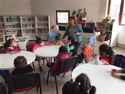 Mavi Yelken Kreşi'nin 3-6 yaş grubundaki sevimli öğrencileri ve değerli öğretmenleri kütüphanemizi ziyaret edip kütüphane kullanımı hakkında bilgi aldılar  (3).jpg