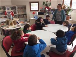 Mavi Yelken Kreşi'nin 3-6 yaş grubundaki sevimli öğrencileri ve değerli öğretmenleri kütüphanemizi ziyaret edip kütüphane kullanımı hakkında bilgi aldılar  (1).jpg