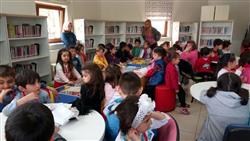 05.04.2017 tarihinde Malazgirt Anaokulu öğretmen ve öğrencileri için kütüphanemizde ikinci grup için oryantasyon çalışması yapıldı (6).jpeg
