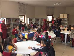 11.04.2017 tarihinde Pembe Başyazıcı Anaokulu öğretmen ve öğrencileri için kütüphanemizde ikinci grup için oryantasyon çalışması yapıldı (9).jpeg