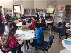 Şaban Fazlıoğlu Anaokulu öğrenci ve öğretmenleri kütüphanemizi ziyaret ederek kütüphane kullanımı hakkında bilgiler aldılar (8).jpg
