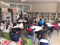 Şaban Fazlıoğlu Anaokulu öğrenci ve öğretmenleri kütüphanemizi ziyaret ederek kütüphane kullanımı hakkında bilgiler aldılar (10).jpg