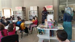 Nermin Eminoğlu Anaokulu öğrencileri ve öğretmenleri kütüphanemizi ziyaret ederek kütüphane kullanımı hakkında bilgi aldılar (4).jpg