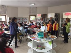Avukat Ahmet Ulucan İlkokulu 3. sınıf öğrencileri öğretmenleri ve velileriyle kütüphanemize gelerek kütüphane kullanımı hakkında bilgi aldılar, üyemiz oldular (6).jpg