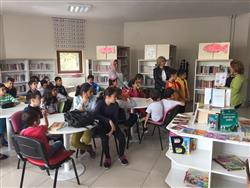 Avukat Ahmet Ulucan İlkokulu 3. sınıf öğrencileri öğretmenleri ve velileriyle kütüphanemize gelerek kütüphane kullanımı hakkında bilgi aldılar, üyemiz oldular (5).jpg