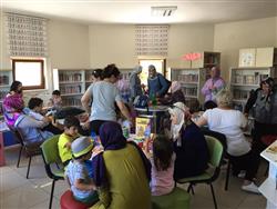 Bugün Kütüp-anne gönüllüsü Havva Irmak Hanım misafirimiz oldu. Düzenlediği Masal Saati vesilesiyle kütüphanemize ilk kez gelen çocuklar hoşça vakit geçirdiler. Anneleriyle (1).jpg