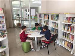 Hayriye Dabanoğlu İlkokulu 4. Sınıf öğrencileri öğretmenleri ile birlikte kütüphanemizi ziyaret ederek, hizmetlerimiz hakkında bilgi aldılar. Kitapları inceleyerek kütüphane de.jpg