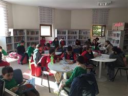 Hayriye Dabanoğlu İlkokulu 4. Sınıf öğrencileri öğretmenleri ile birlikte kütüphanemizi ziyaret ederek, hizmetlerimiz hakkında bilgi aldılar. Kitapları inceleyerek kütüphane de (4).jpg