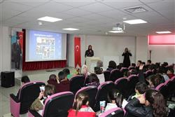 10.04.2018 tarihinde Mehmet Alçı İlkokulu öğretmen ve öğrencileri için kütüphanemizde oryantasyon çalışması yapılmıştır (2).JPG