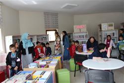11.04.2018 tarihinde Pembe Başyazıcıoğlu Anaokulu öğretmen ve öğrencileri için kütüphanemizde oryantasyon çalışması yapılmıştır.  (3).JPG