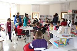 11.04.2018 tarihinde Pembe Başyazıcıoğlu Anaokulu öğretmen ve öğrencileri için kütüphanemizde oryantasyon çalışması yapılmıştır.  (4).JPG
