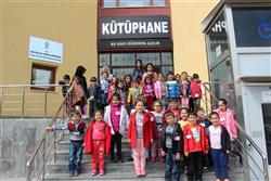 11.04.2018 tarihinde Pembe Başyazıcıoğlu Anaokulu öğretmen ve öğrencileri için kütüphanemizde oryantasyon çalışması yapılmıştır.  (6).JPG