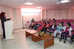 11.04.2018 tarihinde Pembe Başyazıcıoğlu Anaokulu öğretmen ve öğrencileri için kütüphanemizde oryantasyon çalışması yapılmıştır.  (7).JPG