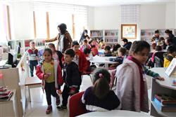 11.04.2018 tarihinde Pembe Başyazıcıoğlu Anaokulu öğretmen ve öğrencileri için kütüphanemizde oryantasyon çalışması yapılmıştır.  (5).JPG