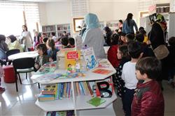 11.04.2018 tarihinde saat 15.00 ‘da Pembe Başyazıcıoğlu Anaokulu öğretmen ve öğrencileri için kütüphanemizde oryantasyon çalışması yapılmıştır.  (8).JPG