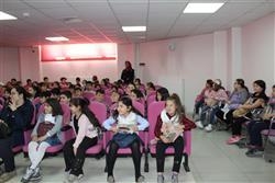 17.04.2018 tarihinde Mehmet Alçı İlkokulu öğretmen ve öğrencileri için kütüphanemizde oryantasyon çalışması yapılmıştır (1.7).JPG