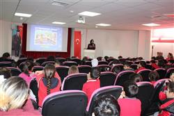18.04.2018 tarihinde saat 10.30’da  Arif Eminoğlu İlkokulu öğretmen ve öğrencileri için kütüphanemizde oryantasyon çalışması yapılmıştır (11).JPG