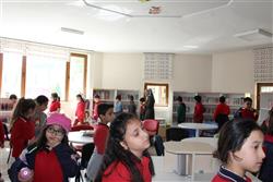 18.04.2018 tarihinde saat 10.30’da  Arif Eminoğlu İlkokulu öğretmen ve öğrencileri için kütüphanemizde oryantasyon çalışması yapılmıştır (6).JPG
