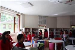 18.04.2018 tarihinde saat 10.30’da  Arif Eminoğlu İlkokulu öğretmen ve öğrencileri için kütüphanemizde oryantasyon çalışması yapılmıştır (5).JPG