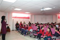 18.04.2018 tarihinde saat 10.30’da  Arif Eminoğlu İlkokulu öğretmen ve öğrencileri için kütüphanemizde oryantasyon çalışması yapılmıştır (3).JPG