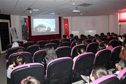 10.05.2018 tarihinde Mustafa Yazar İlkokulu öğretmen ve öğrencileri için kütüphanemizde oryantasyon çalışması yapılmıştır (3).JPG