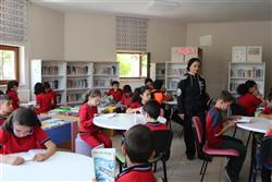 18.05.2018 tarihinde saat 10.30 ‘da Mustafa Özdal İlkokulu öğretmen ve öğrencileri için kütüphanemizde oryantasyon çalışması yapılmıştır (2).JPG