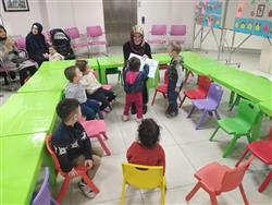 22.10.2019 tarihinde Güler Teyze ile Masal Saati etkinliğimiz gerçekleştirilmiştir. Güler Teyze ve çocuklar birlikte masallar okuyup oyunlar oynadılar, eğlendiler (2).jpeg