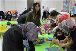 19.11.2019 tarihinde Sanat atölyesi etkinliğimizde çocuklarla birlikte saat tasarladık. Ve Bakanlığımızca gönderilen eğitici oyuncaklar ile çeşitli oyunlar oynadık (2).JPG